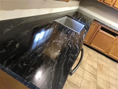 Irħam Iswed Bil-Countertops tal-vini bojod