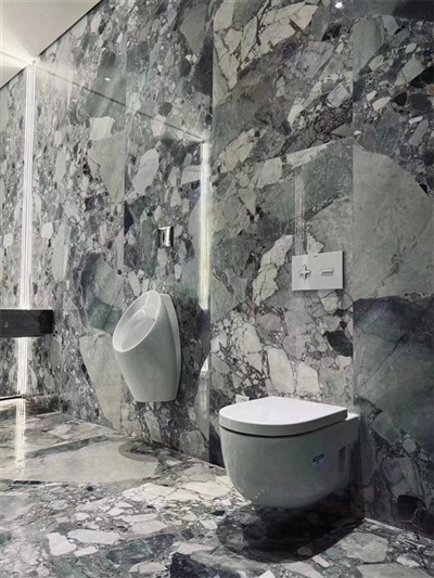 Madum ta 'l-art ta' l-irħam fil-kamra tal-banju